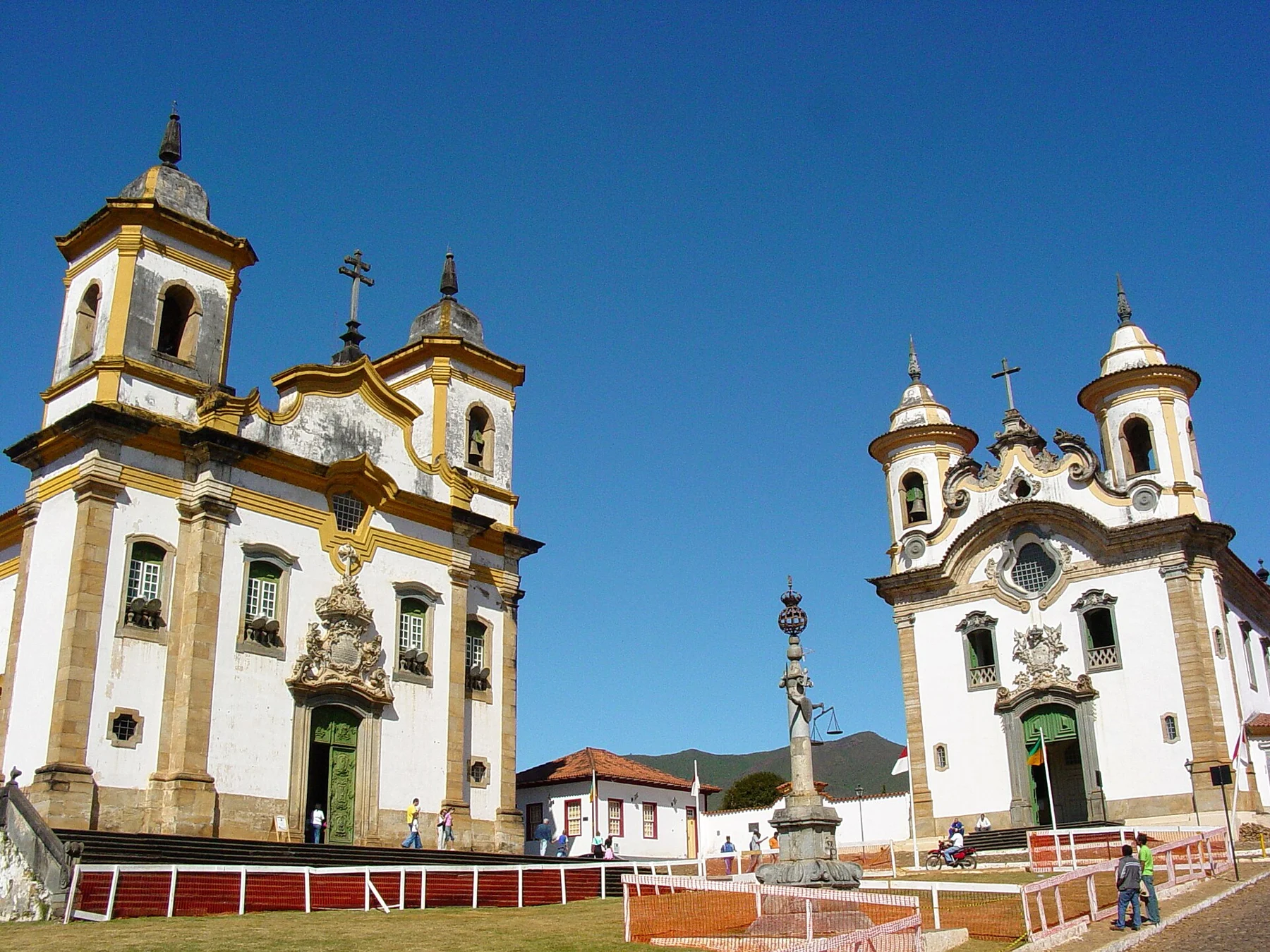 Paisagem histórica de Mariana entre igrejas e montanhas